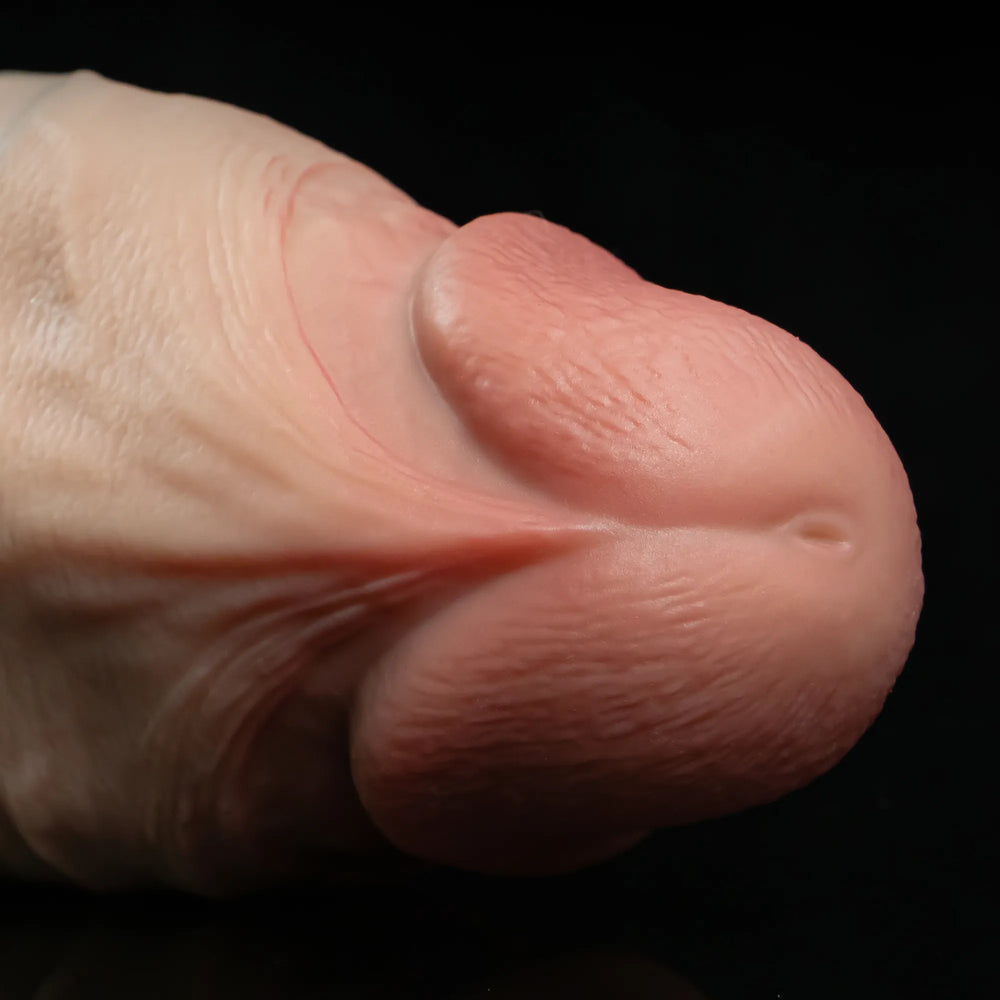 Close-up of Rovekel's rounded pink head, pronounced rim and fine surface creases